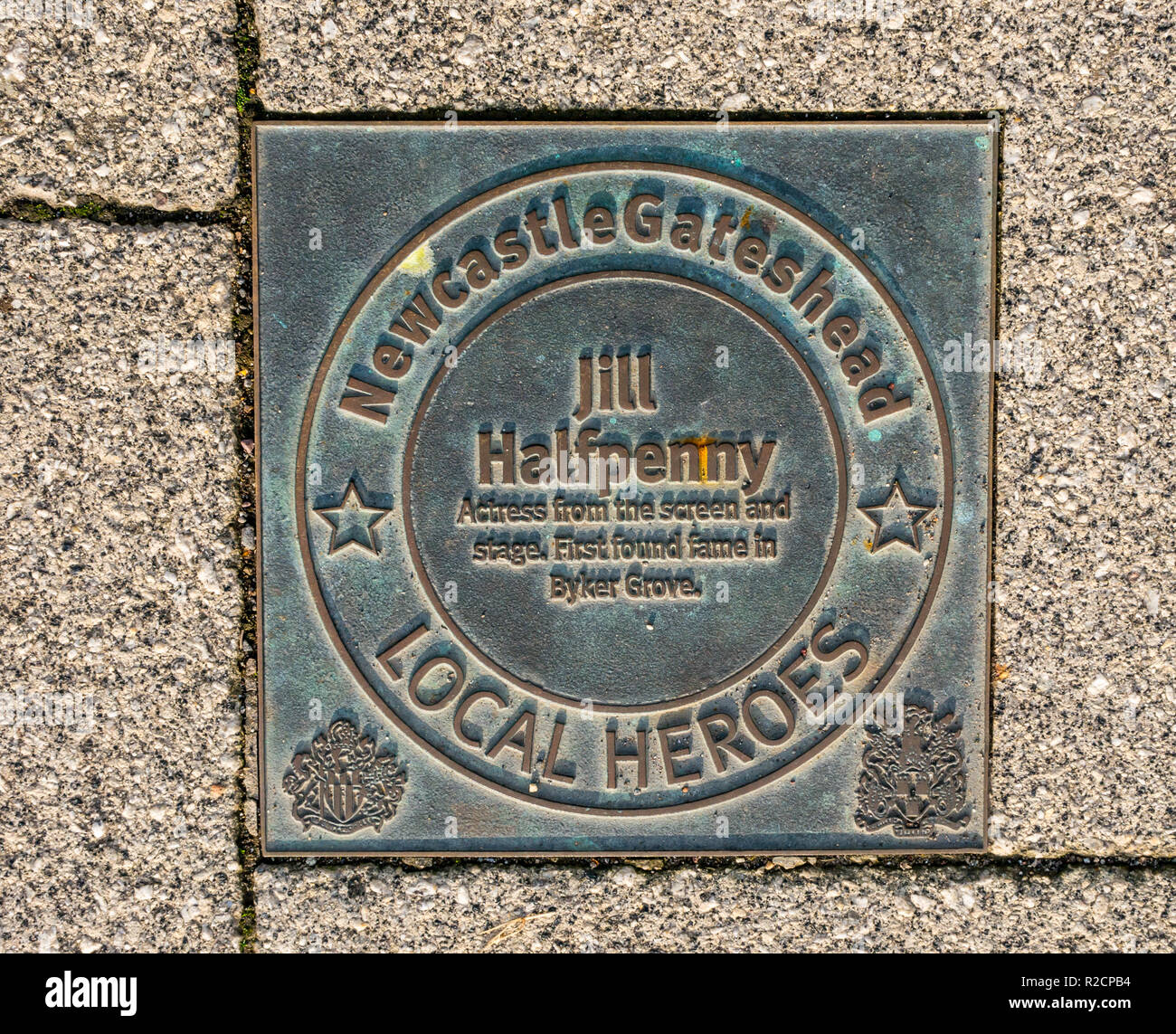 Bronze Plakette ehren Newcastle und Gateshead inspirierende Menschen der letzten 60 Jahre, Jill Halfpenny, Kai. Newcastle Upon Tyne, England, Großbritannien Stockfoto