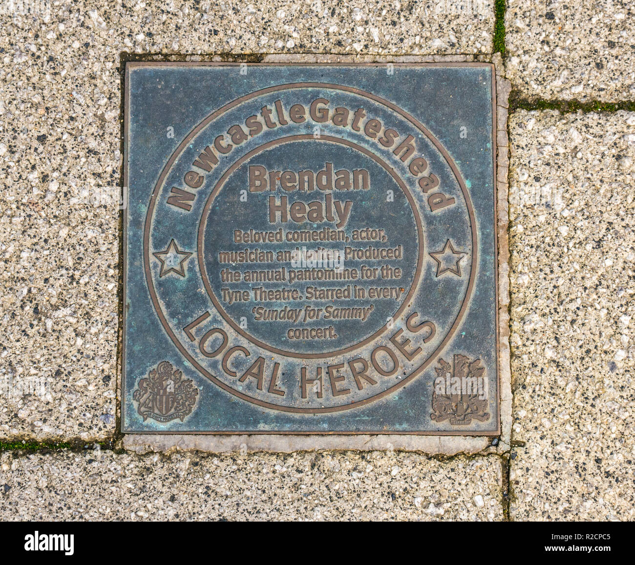Bronze Plakette ehren Newcastle und Gateshead inspirierende Menschen der letzten 60 Jahre, Brendan Healy, Kai. Newcastle Upon Tyne, England, Großbritannien Stockfoto