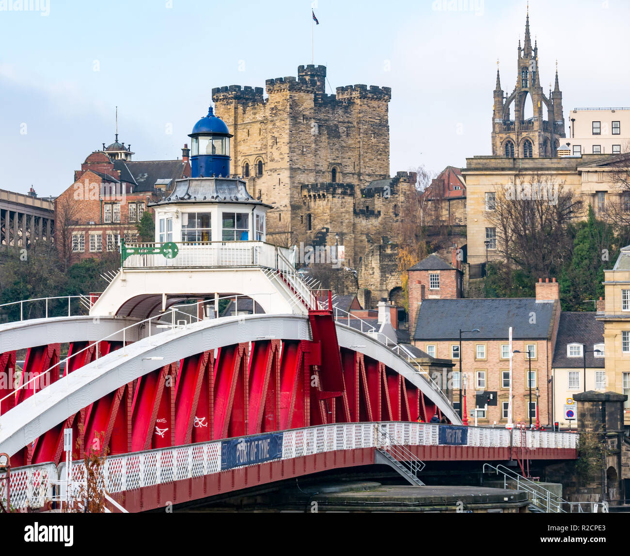 Alte Drehbrücke mit Schloss und St.-Nikolaus-Kirche Turm, den Fluss Tyne, der Newcastle Upon Tyne, England, Großbritannien Stockfoto