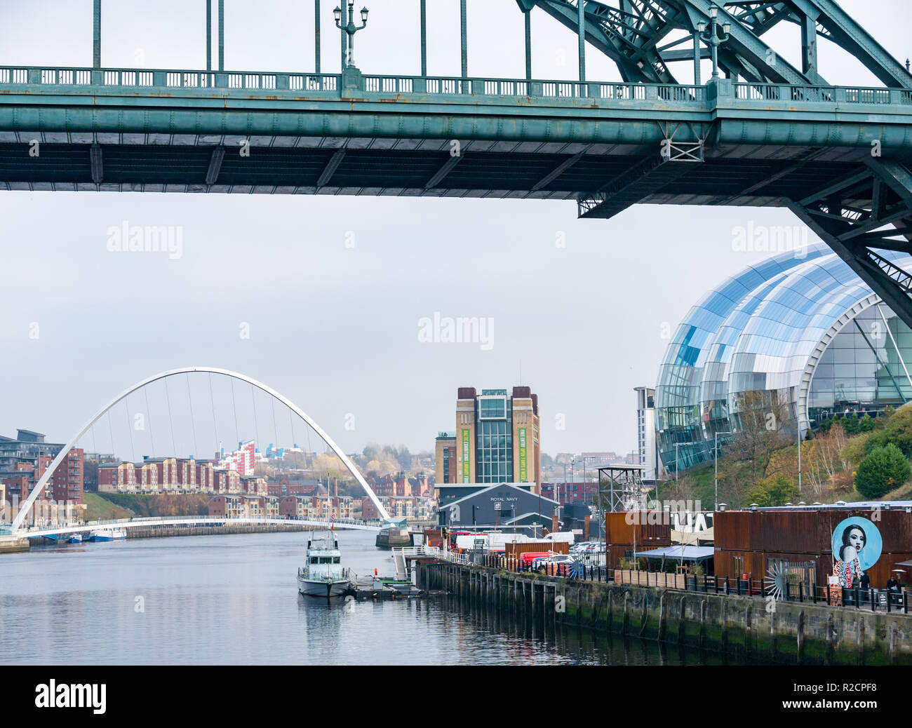 Anzeigen unter Tyne Bridge von Sage Gateshead Kultur Center Gebäude, Fluss Tyne, der Newcastle Upon Tyne, England, Großbritannien Stockfoto