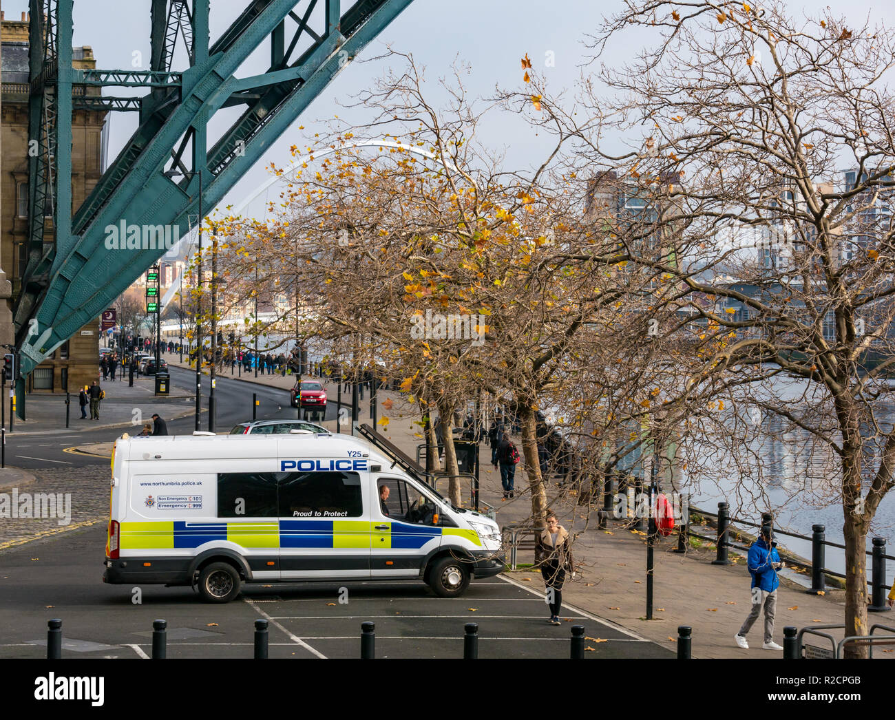 Polizei van unter Tyne Bridge, den Kai, Newcastle Upon Tyne, England, UK geparkt Stockfoto
