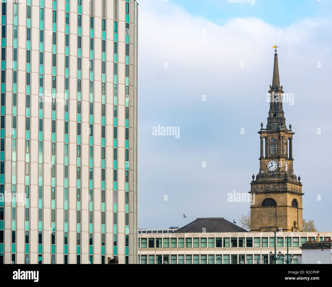 Kirche des Heiligen Willibrord mit allen Heiligen spire mit modernen Bürogebäude, Newcastle Upon Tyne, England, Großbritannien Stockfoto