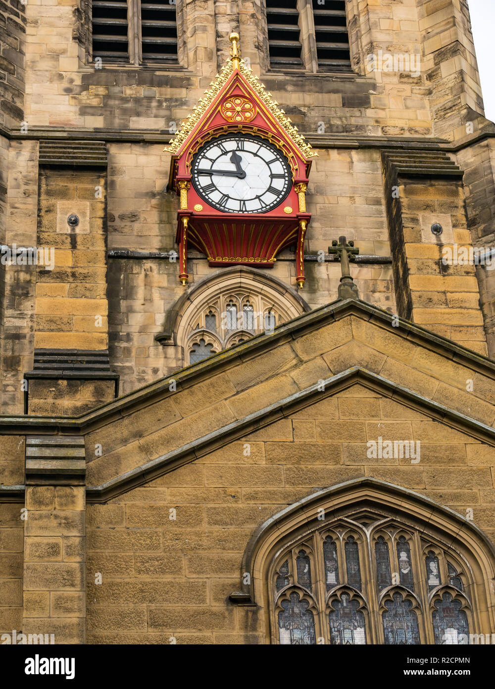 Ungewöhnliche kunstvolle Holz- Zifferblatt auf der St.-Nikolaus-Kirche, Newcastle Upon Tyne, England, Großbritannien Stockfoto