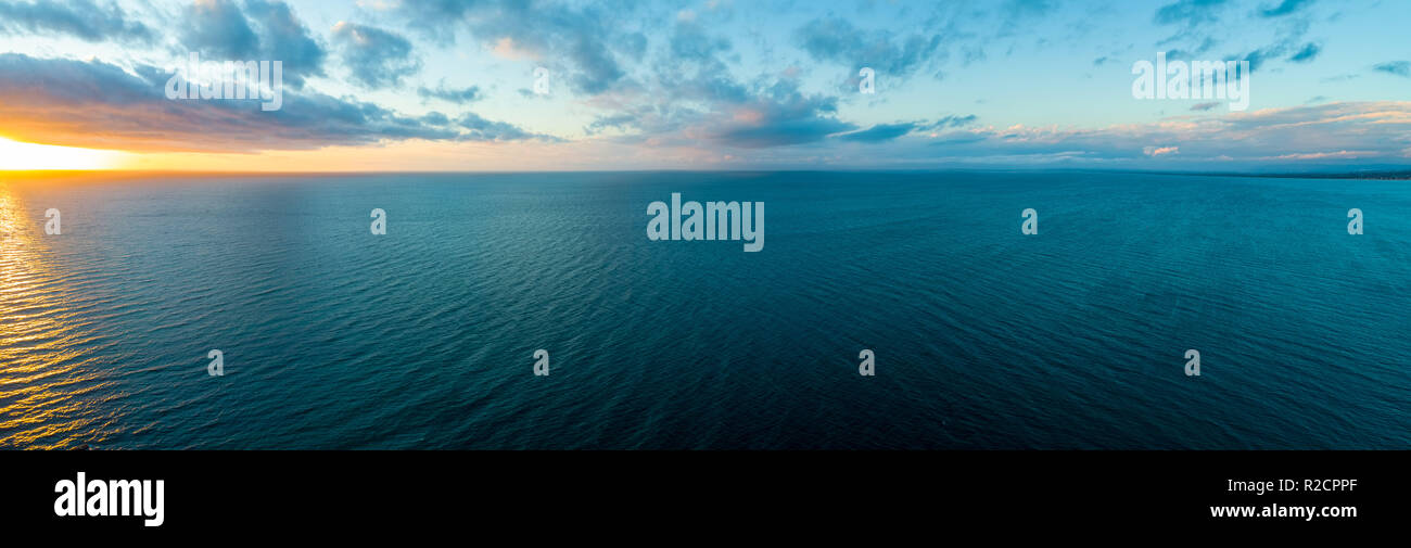 Breite Antenne Panorama der Sonnenuntergang über dem Ozean - minimalistische Seascape Stockfoto