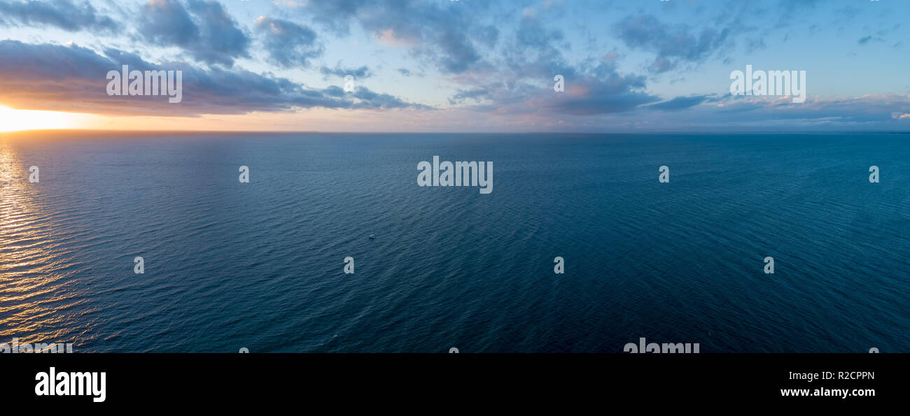 Antenne Panorama der Sonnenuntergang über dem Ozean - minimalistisch Seascape Stockfoto