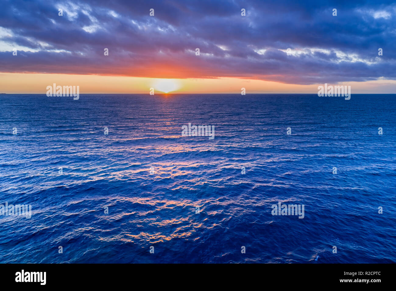 Nichts aber Sonnenuntergang über Wasser - Luftbild Stockfoto