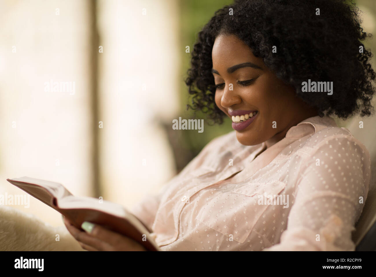 Afrikanische amerikanische Frau studing und das Lesen der Bibel. Stockfoto