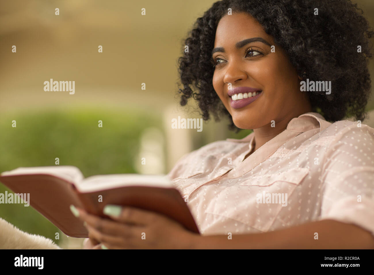 Afrikanische amerikanische Frau studing und das Lesen der Bibel. Stockfoto