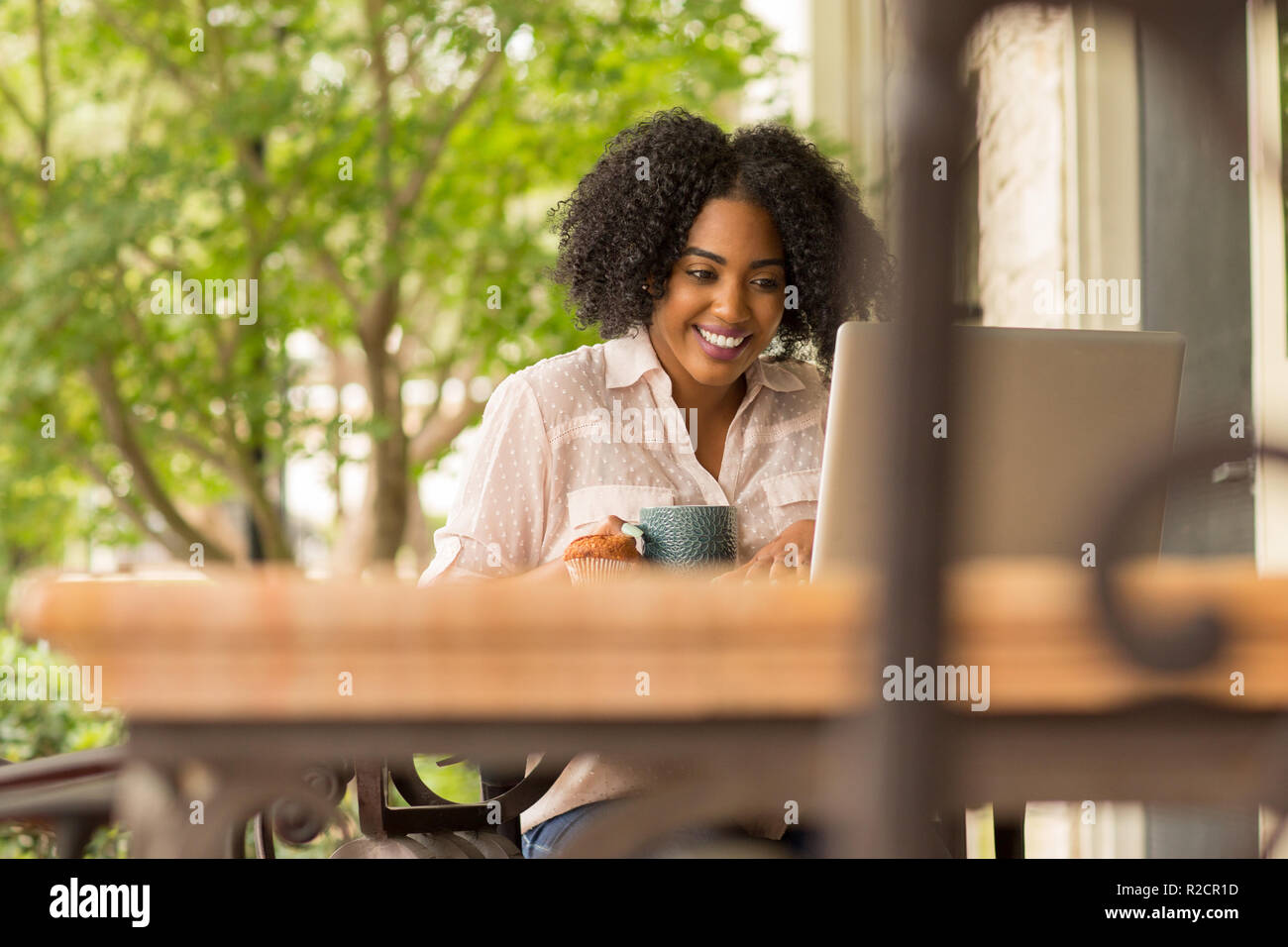 Afrikanische amerikanische Frau arbeiten und Kaffee zu trinken. Stockfoto
