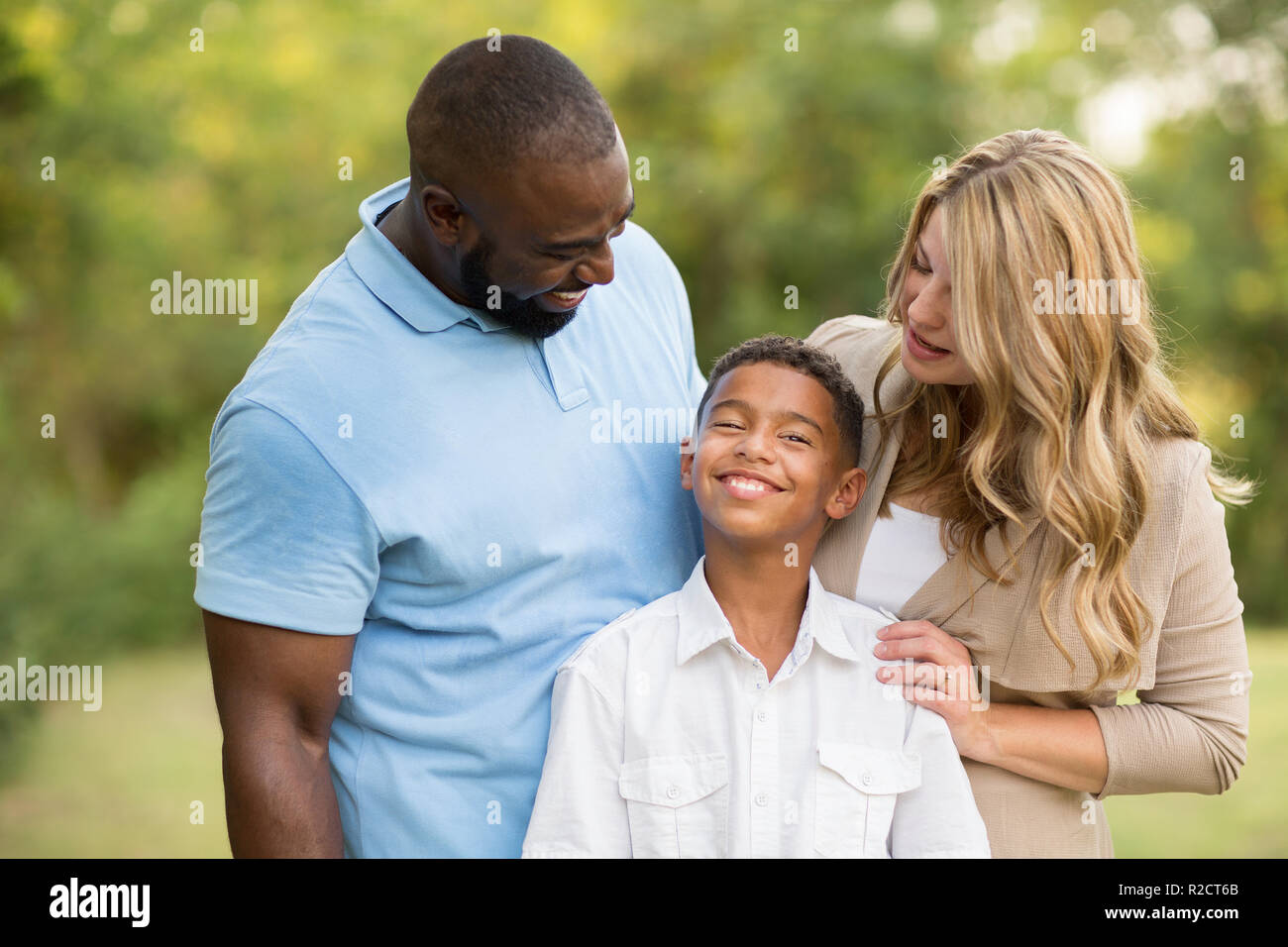 Porträt einer multi-ethnische Familie lachen. Stockfoto