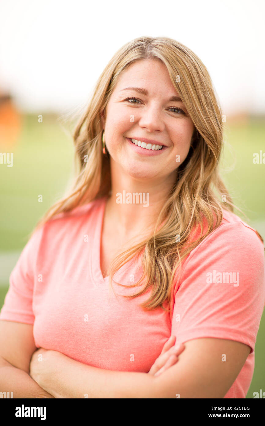 Porträt einer blonden Frau glücklich lächelnd. Stockfoto