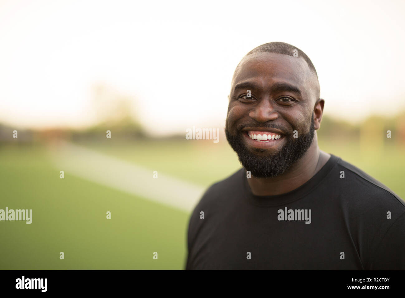 Portrait einer afrikanischen amerikanischen Fußball-Trainer lächelnd. Stockfoto