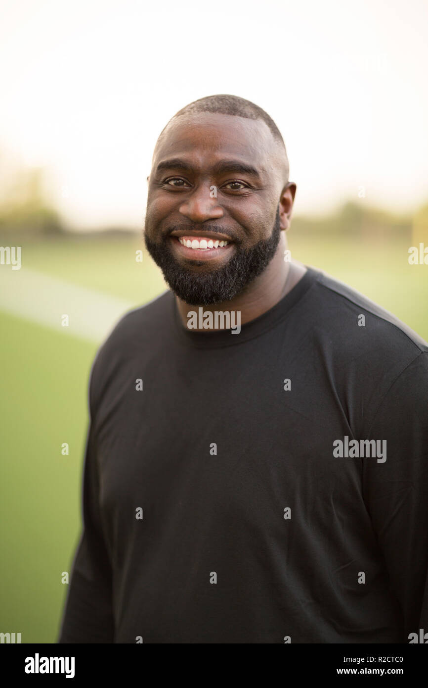 Portrait einer afrikanischen amerikanischen Fußball-Trainer lächelnd. Stockfoto