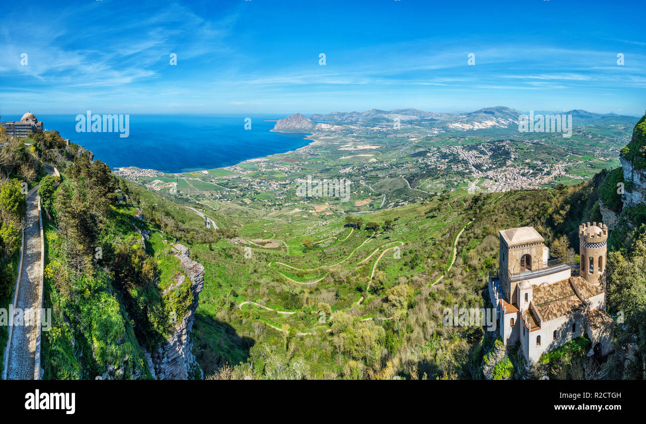 Antenne mit Blick auf die Landschaft an der Westküste und Monte Cofano von Erice in Sizilien, Italien Stockfoto