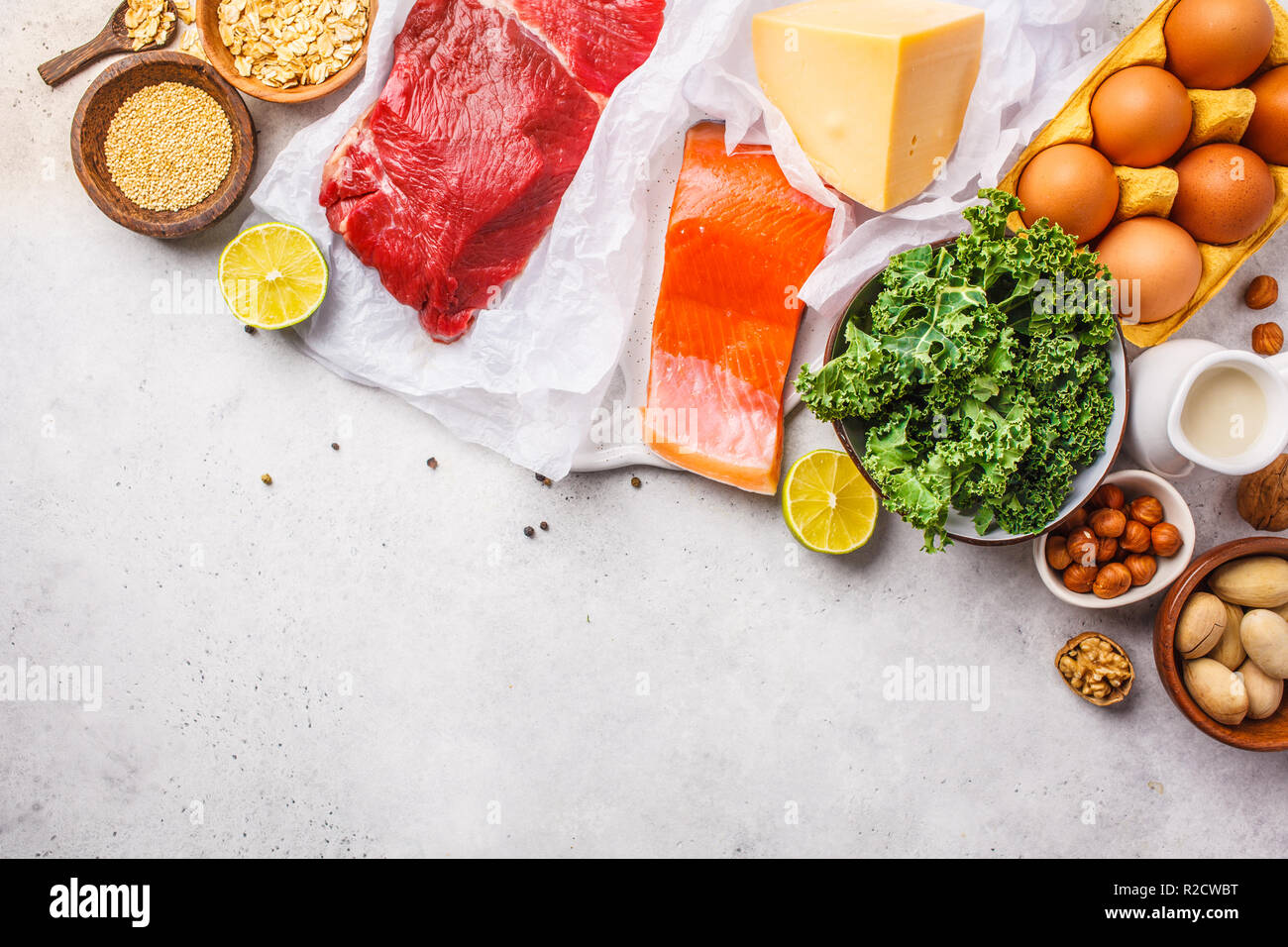 Ausgewogene Ernahrung Essen Hintergrund Protein Lebensmittel Fisch Fleisch Eier Kase Quinoa Muttern Auf Weissem Hintergrund Ansicht Von Oben Kopieren Stockfotografie Alamy