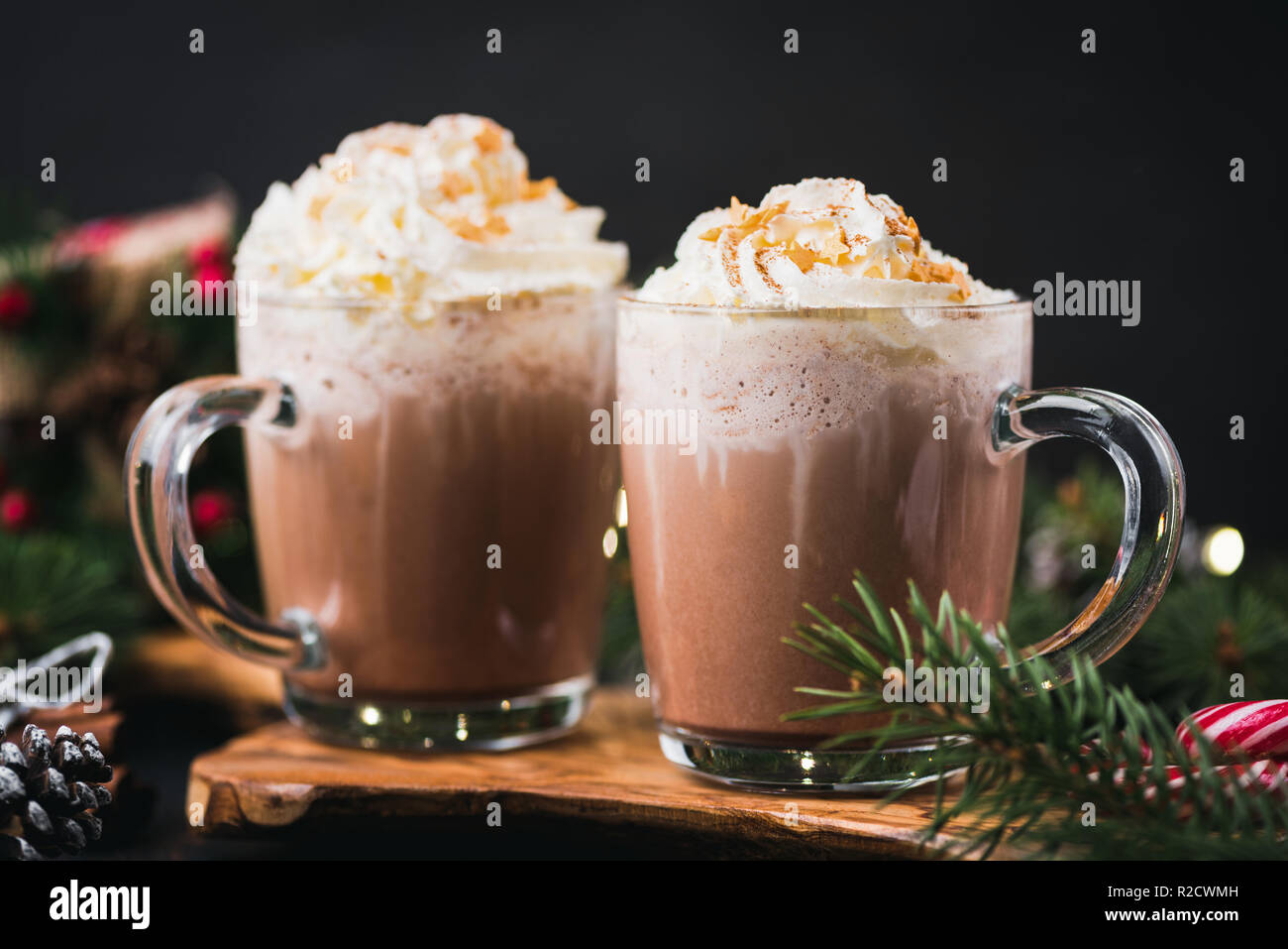 Weihnachten Heiße Schokolade mit Sahne in der Tasse. Zucker mit ...