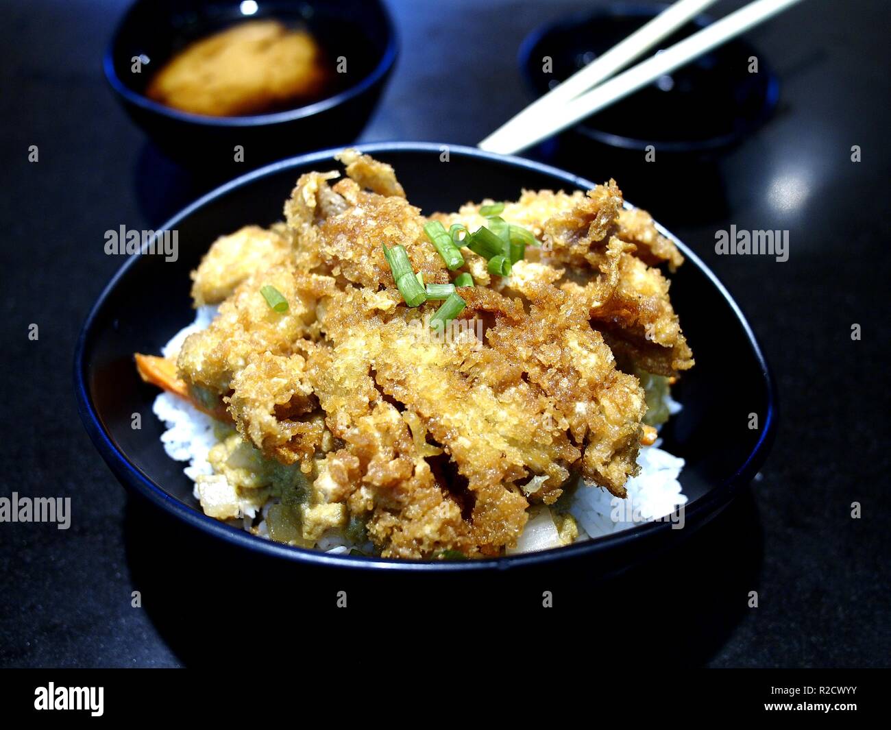 Foto aus einer Schüssel Schweinefleisch Tonkatsu oder Katsudon Stockfoto