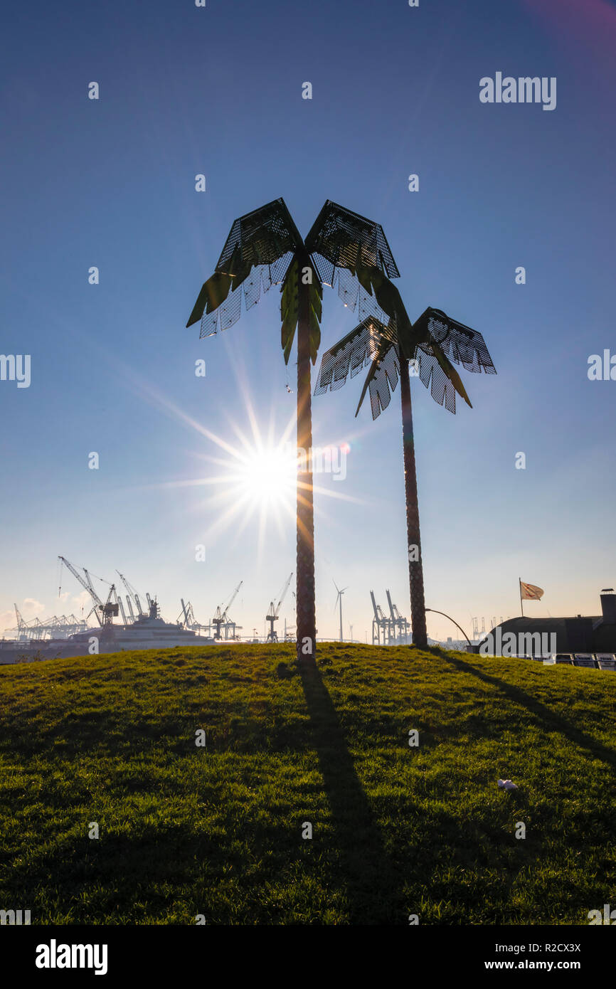 Hamburg, Deutschland, 17. November 2018: Ein Blick auf die Palmen im Park Fiction in den Hafen von Hamburg in Deutschland an einem sonnigen Tag. Stockfoto