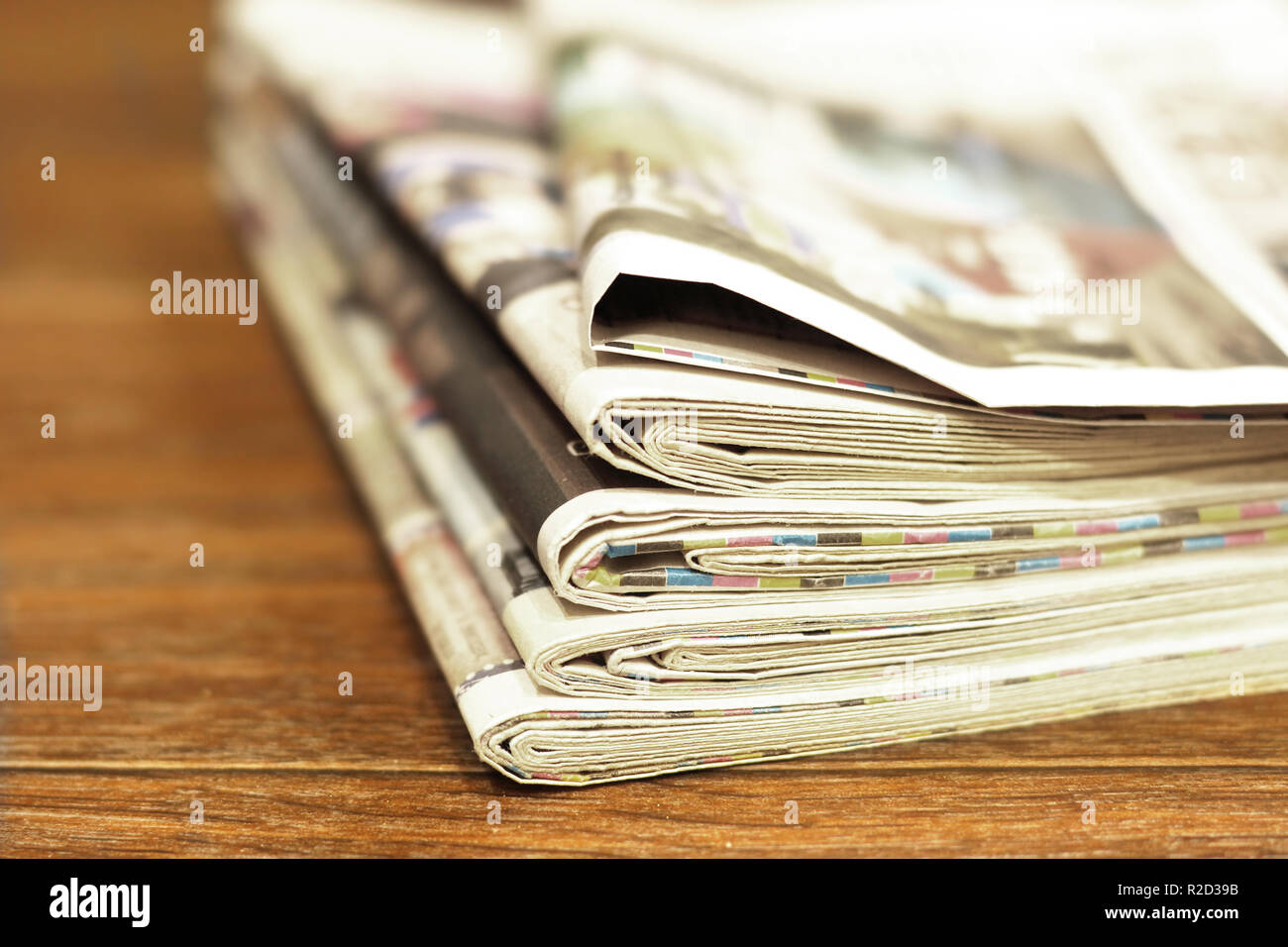 Stapel von frischen Morgen Zeitungen auf Holztisch im Büro. Business Nachrichten in den Tageszeitungen. Gefaltete und gestapelte Gelbe Seiten mit selektiven Fokus. Stockfoto Stapel von frischen Morgen Zeitungen auf Holztisch im Büro. Business Nachrichten in den Tageszeitungen. Gefaltete und gestapelte Gelbe Seiten mit selektiven Fokus. Stockfoto