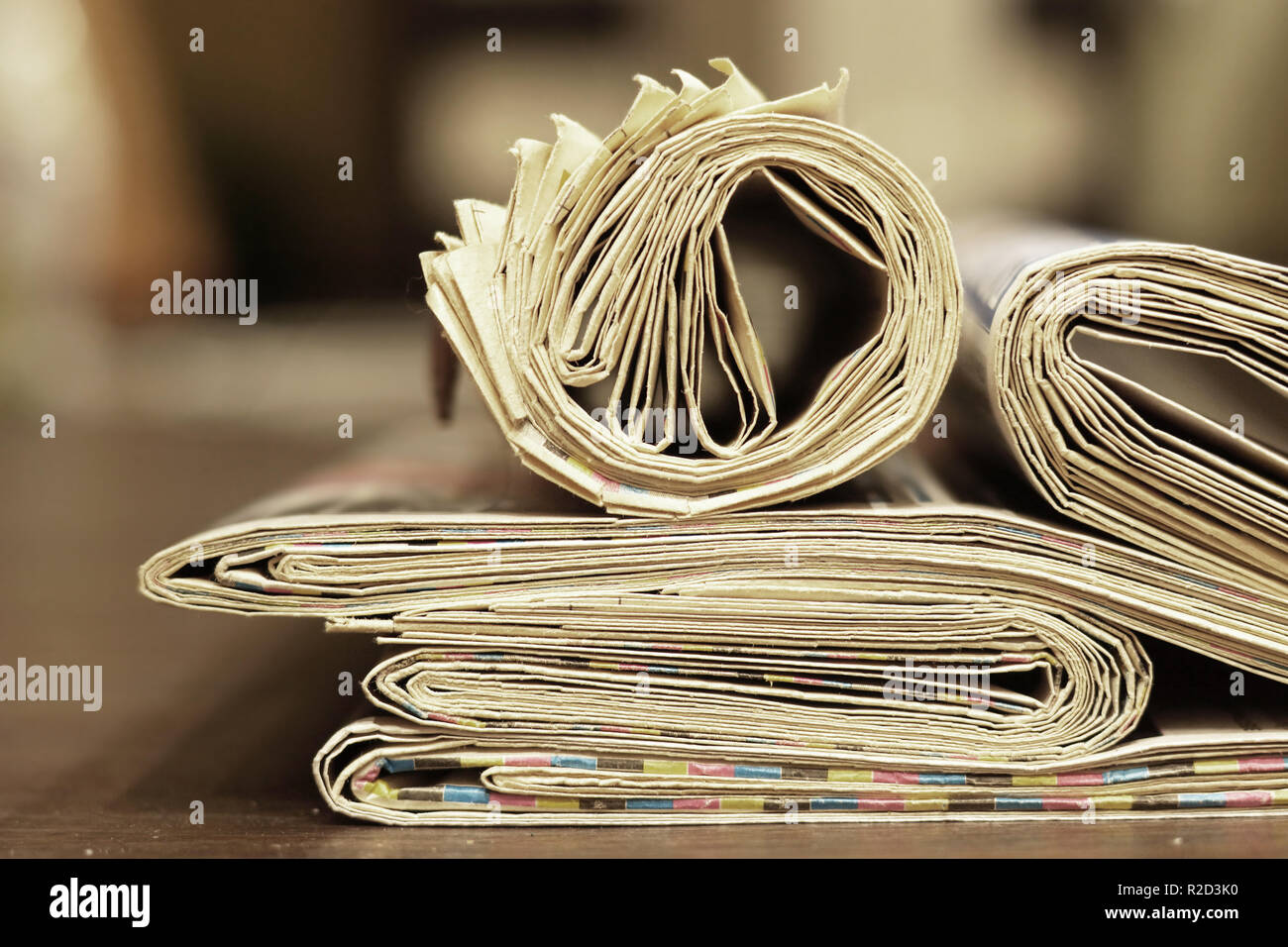 Zeitung Hintergrund. Textur von gefaltet und gerollt alte gelbe Seiten mit Nachrichten, Seitenansicht Stockfoto