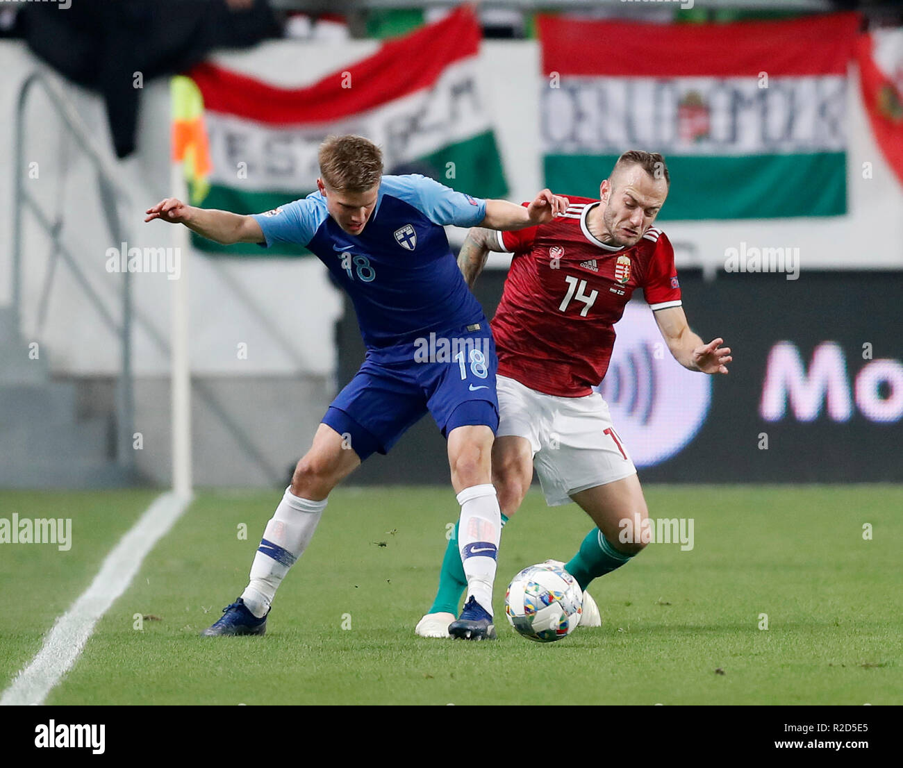 BUDAPEST, Ungarn - 18. NOVEMBER: (L-R) Jere Uronen von Finnland konkurriert für die Kugel mit Gergo Lovrencsics von Ungarn während der UEFA Nationen League Match zwischen Ungarn und Finnland an Groupama Arena am 18. November 2018 in Budapest, Ungarn. Stockfoto