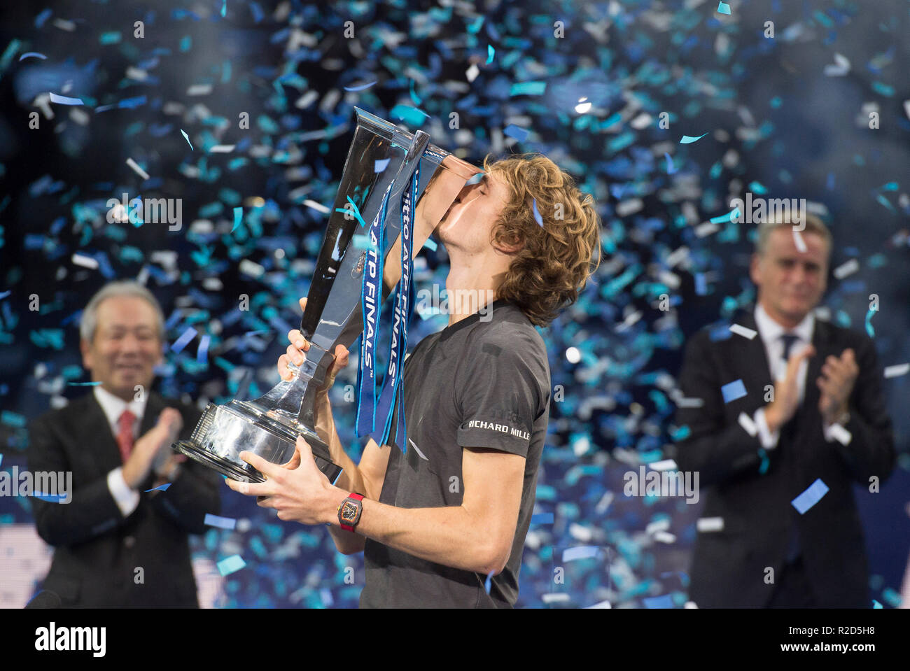 O2, London, UK. 18. November 2018. Alexander Zverev gewinnt die mens Finale in den geraden Sätzen 6-4 6-3, Schlagen, weltweit die Nummer 1 Novak Djokovic. Credit: Malcolm Park/Alamy Leben Nachrichten. Stockfoto