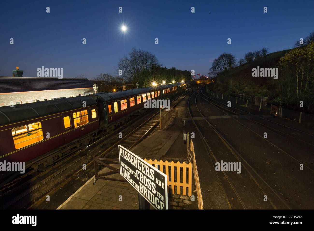 Bridgnorth, Großbritannien. 18. November 2018. UK Wetter: klarer Himmel weiter in die Nacht, wodurch die Temperaturen dramatisch an diesem November Abend an Severn Valley Railway Bridgnorth Station zu fallen. Strahler am Bahnhof hell wie der letzte Zug des Tages brennen die Plattform verlässt für Kidderminster. Quelle: Lee Hudson/Alamy leben Nachrichten Stockfoto