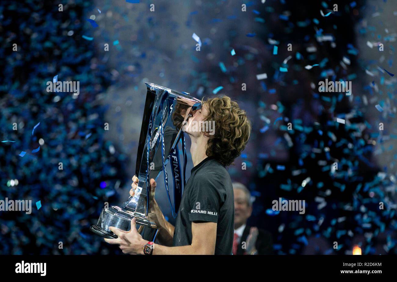London, Großbritannien. 18 Nov, 2018. Alexander Zverev von Deutschland feiert mit der Trophäe, nachdem die singles Finale gegen Novak Djokovic aus Serbien bei Tag 8 der 2018 Nitto ATP World Tour Finale in der O2 Arena in London, Großbritannien an November 18, 2018. Alexander Zverev gewann 2-0. Credit: Han Yan/Xinhua/Alamy leben Nachrichten Stockfoto