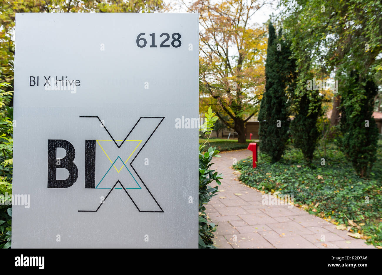 Ingelheim, Deutschland. 31 Okt, 2018. Ein Zeichen auf der Boehringer Ingelheim Pharma Firmengelände Punkte zu digitalen "BI-X' Labor. Der Schwerpunkt der "BI-X' digitales Labor ist auf innovative digitale Lösungen im Gesundheitswesen. (Auf dpa' Tablet-PC und Tablet-pharmazeutische Firmen Basteln mit der digitalen Zukunft' vom 19.11.2018) Credit: Silas Stein/dpa/Alamy leben Nachrichten Stockfoto