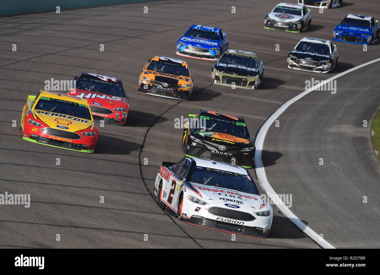 Homestead, Fla, USA. 18 Nov, 2018. Brad Keselowski, Fahrer des (2) Rabatt Reifen Ford, führt ein Pack von Autos an den Start runden der Monster Energy NASCAR Cup Series Ford EcoBoost 400 Meisterschaft auf dem Homestead-Miami Speedway in Homestead, Fla. Mario Houben/CSM/Alamy leben Nachrichten Stockfoto