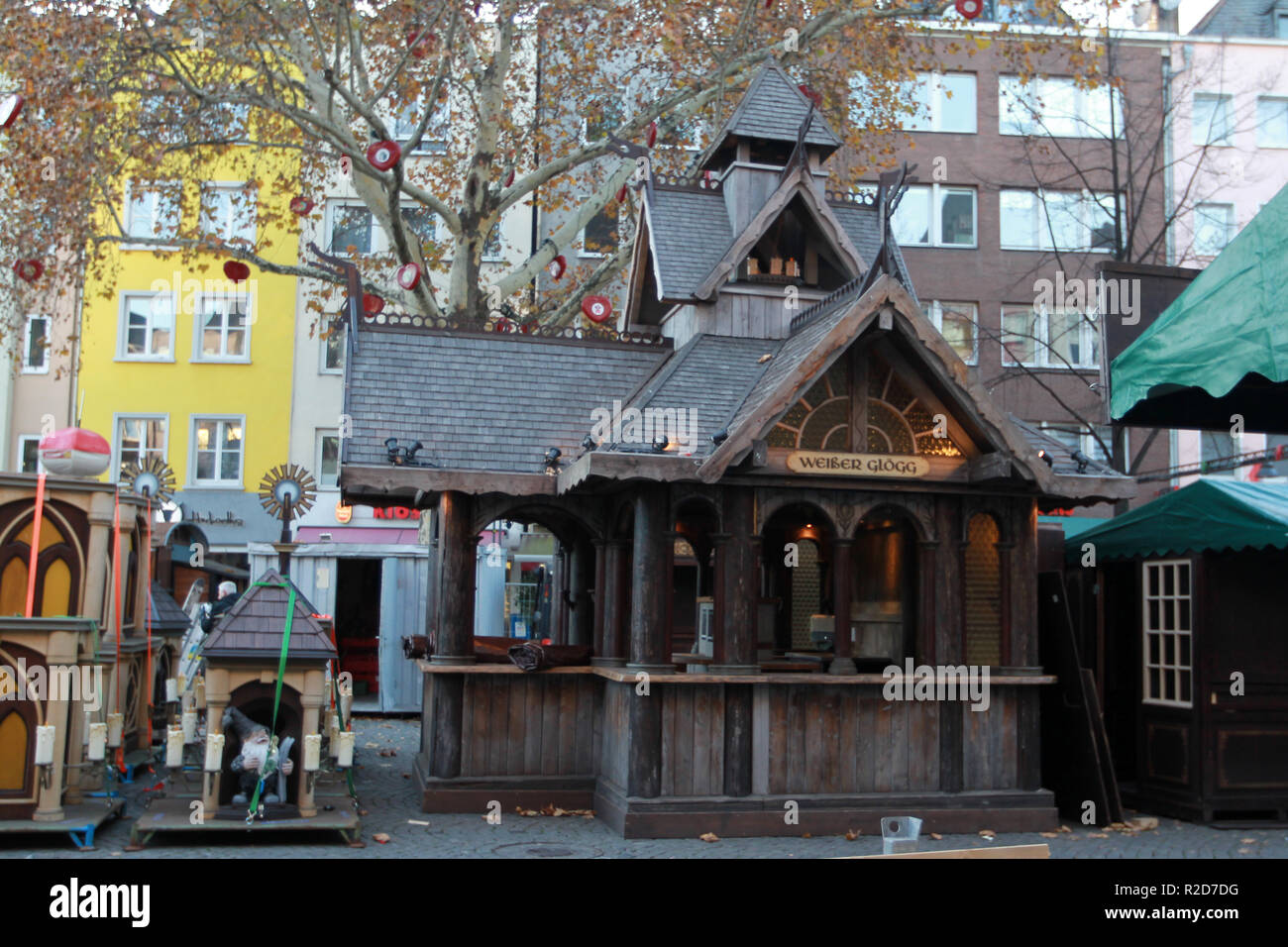 Ein Store gesehen vor der üblichen Zeit geschlossen. Die Vorbereitungen für Weihnachten im Zentrum der Stadt Köln, Deutsch. Stockfoto