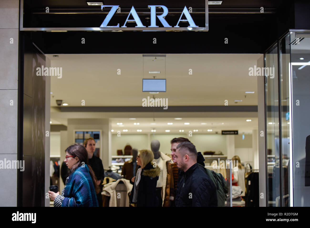 Menschen gesehen vorbei gehen. Zara Shop. Stockfoto