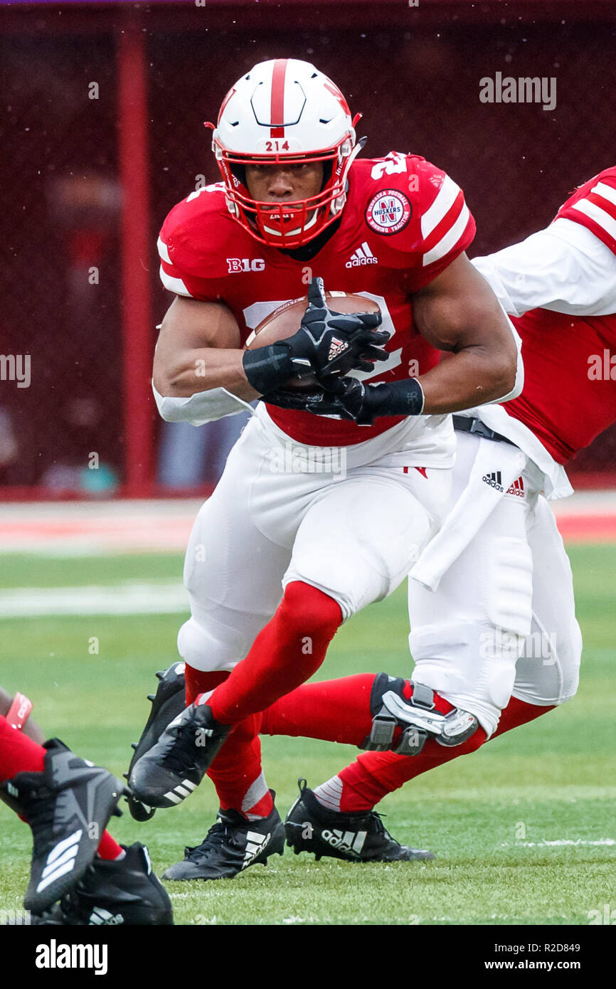 Lincoln, NE. Usa 17. Nov, 2018. Nebraska Cornhuskers zurück laufen Devine Ozigbo #22 in Aktion während der NCAA Division 1 Football Game zwischen den Michigan State Spartans und den Nebraska Cornhuskers bei Memorial Stadium in Lincoln, NE. Teilnahme: 88,793. Nebraska gewann 9-6. Michael Spomer/Cal Sport Media/Alamy leben Nachrichten Stockfoto