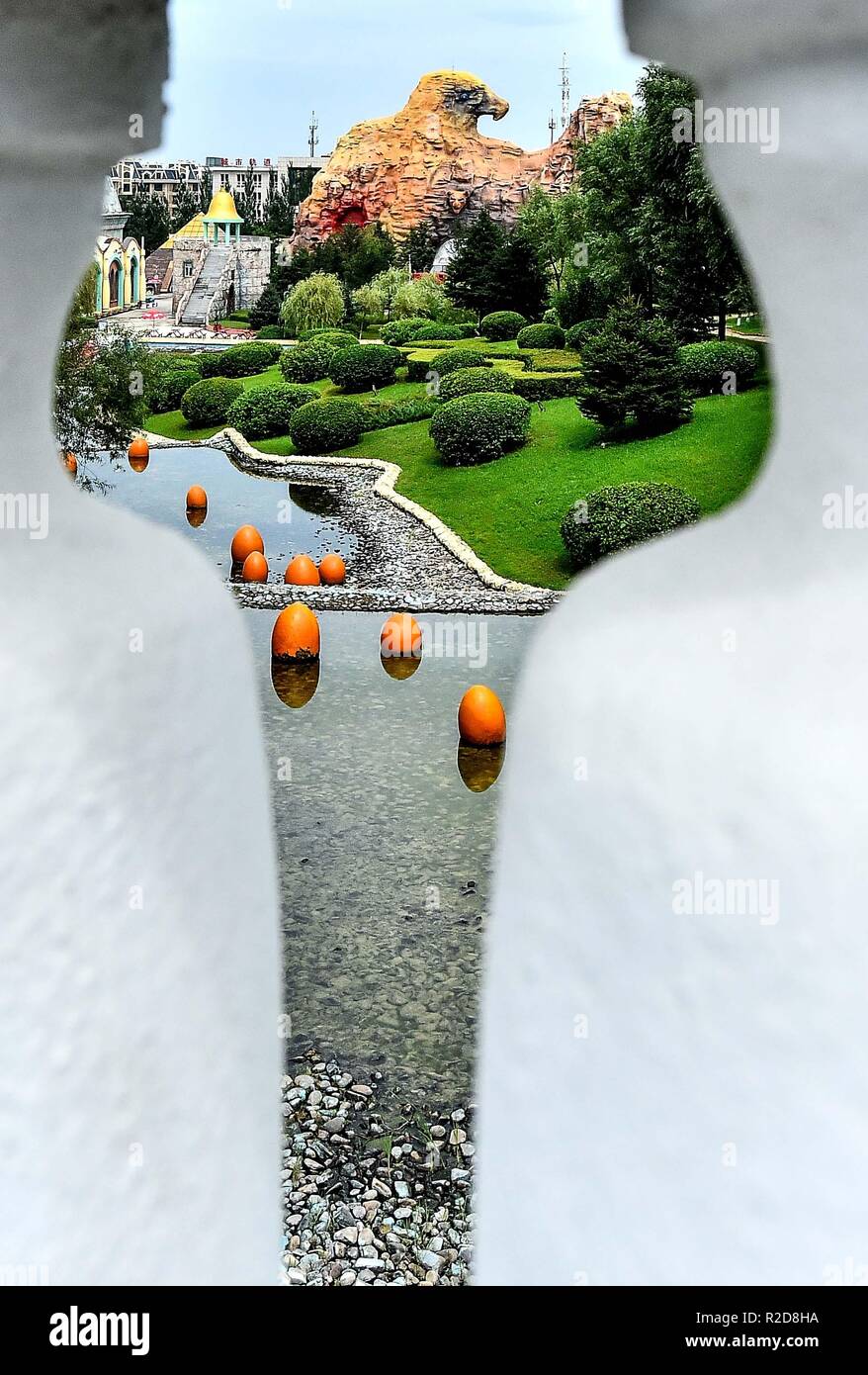 (181119) - Peking, November 19, 2018 (Xinhua) - Foto auf Aug 6, 2015 zeigt die Ansicht von Changchun Film Century City in Changchun, Hauptstadt der Provinz Jilin im Nordosten Chinas. Mehr als 8 Millionen nationale und internationale Touristen haben dieser Film Theme Park besucht, Chinas erste, seit es vor 10 Jahren eröffnet. China wird voraussichtlich der weltweit größte Theme Park Markt bis zum Jahr 2020, als die Anzahl der Touristen wird voraussichtlich auf 230 Millionen übersteigen, laut einem neuen Bericht des US-amerikanischen Ingenieurbüro AECOM. Die Zahl der Touristen, die an chinesische Freizeitparks haben ein durchschnittliches jährliches Wachstum von 13 Perce gesehen Stockfoto