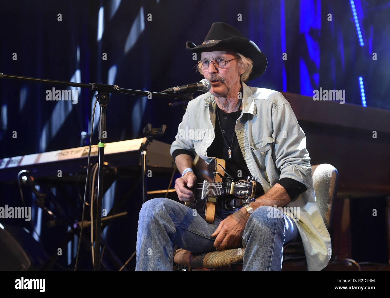 Uns Musiker KENNY BROWN führt mit North Mississippi Blues Projekt während der 23. Internationalen Musikfestival - Blues lebendig in Sumperk, Tschechien, am 16. November 2018. (CTK Photo/Ludek Perina) Stockfoto