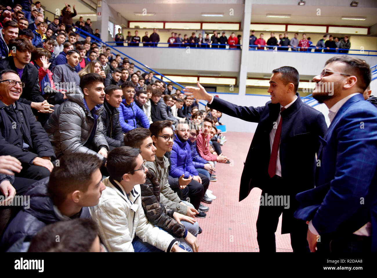 Neapel, Italien. 19 Nov, 2018. Foto LaPresse - Alessandro Pone 19 Novembre, Napoli (Italia) Cronaca Pomigliano D'Arco ITIS Barsanti, Il ministro vicepremier e Luigi Di Maio Firma un Protocollo d'Intesa per l'alternanza Scuola lavoro tra Miur e MiseNella Foto: Luigi Di Maio Foto Lapresse Alessandro Pone 19 November, Neapel Pomigliano D'Arco ITIS Barsanti, Stellvertretender Ministerpräsident Luigi Di Maio und unterzeichnet ein Memorandum of Understanding für den Wechsel der Schule arbeit zwischen Miur und Inszenierung. Im pic Luigi Di Maio Credit: LaPresse/Alamy leben Nachrichten Stockfoto