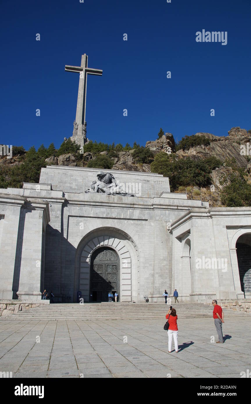 04 Oktober 2018, Spanien, El Escorial: Eine 155 Meter hohe und 44 Meter breite konkrete Kreuz steht auf dem Berg Risco de la Nava im Valle de los Caídos (Tal der Gefallenen) ca. 60 Kilometer nordwestlich von Madrid. Im Denkmal in der Sierra de Guadarrama ist das Grab des spanischen Diktators Franco. Drei Tage nach seinem Tod, wurde er in der Basilika am 23. November 1975 begraben. Das Mausoleum, das in den Felsen von 20.000 Zwangsarbeiter zwischen 1940 und 1959 vertrieben wurde, gilt als eine der größten der Welt. Es ist das wichtigste architektonische Symbol der Francos Diktatoren Stockfoto