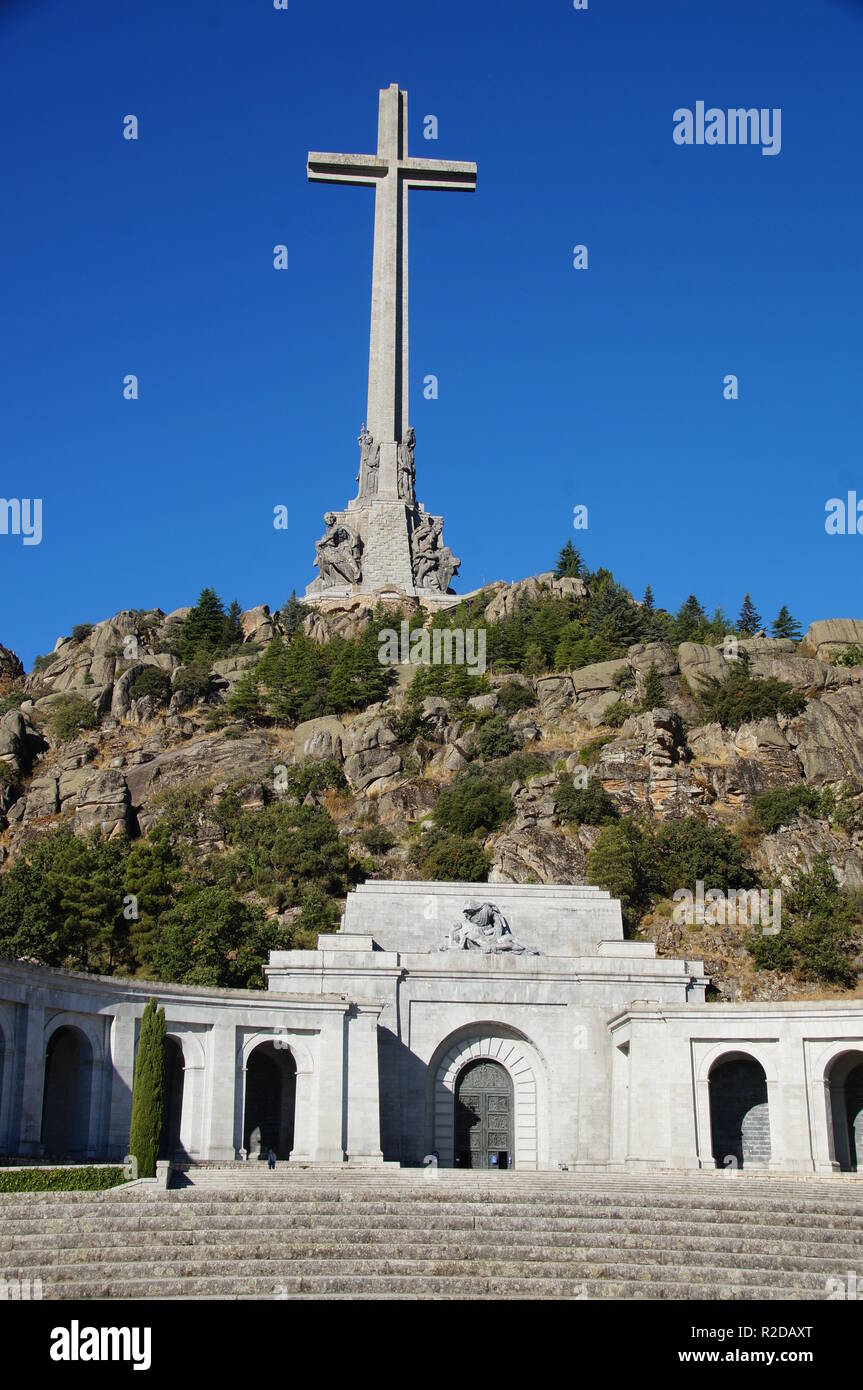 04 Oktober 2018, Spanien, El Escorial: Eine 155 Meter hohe und 44 Meter breite konkrete Kreuz steht auf dem Berg Risco de la Nava im Valle de los Caídos (Tal der Gefallenen) ca. 60 Kilometer nordwestlich von Madrid. Im Denkmal in der Sierra de Guadarrama ist das Grab des spanischen Diktators Franco. Drei Tage nach seinem Tod, wurde er in der Basilika am 23. November 1975 begraben. Das Mausoleum, das in den Felsen von 20.000 Zwangsarbeiter zwischen 1940 und 1959 vertrieben wurde, gilt als eine der größten der Welt. Es ist das wichtigste architektonische Symbol der Francos Diktatoren Stockfoto