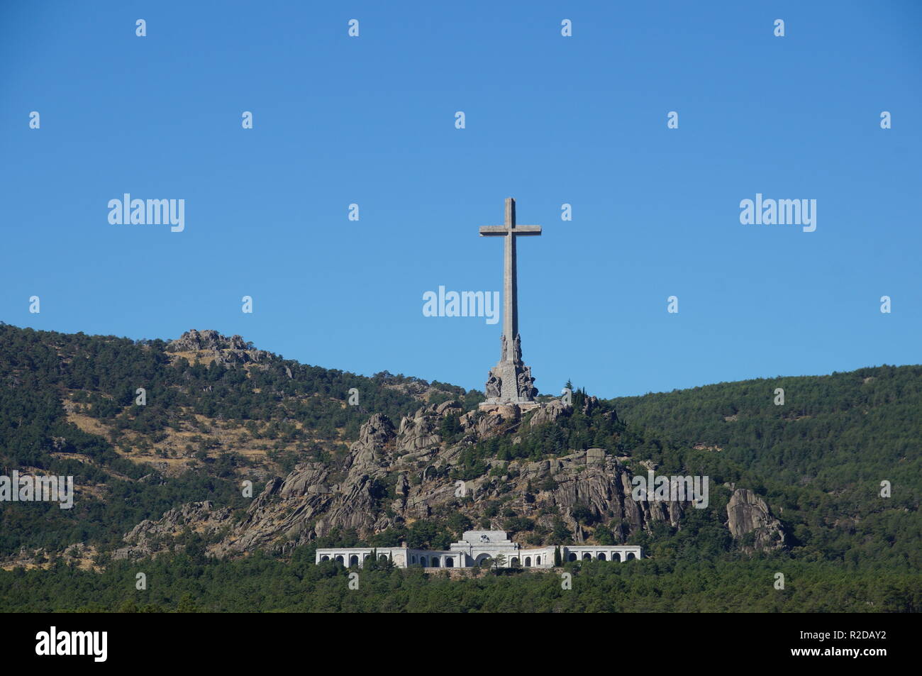 04 Oktober 2018, Spanien, El Escorial: Eine 155 Meter hohe und 44 Meter breite konkrete Kreuz steht auf dem Berg Risco de la Nava im Valle de los Caídos (Tal der Gefallenen) ca. 60 Kilometer nordwestlich von Madrid. Im Denkmal in der Sierra de Guadarrama ist das Grab des spanischen Diktators Franco. Drei Tage nach seinem Tod, wurde er in der Basilika am 23. November 1975 begraben. Das Mausoleum, das in den Felsen von 20.000 Zwangsarbeiter zwischen 1940 und 1959 vertrieben wurde, gilt als eine der größten der Welt. Es ist das wichtigste architektonische Symbol der Francos Diktatoren Stockfoto