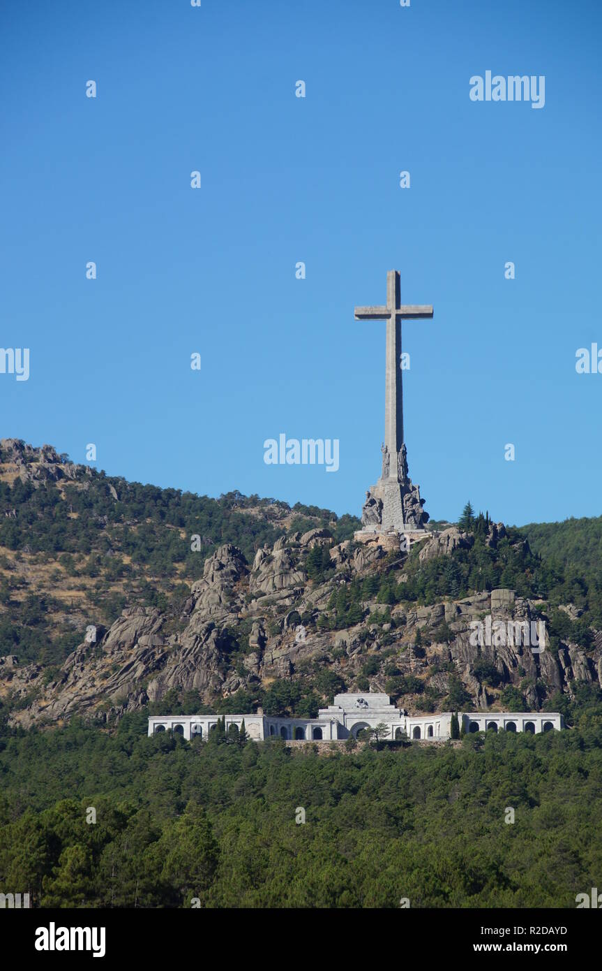 04 Oktober 2018, Spanien, El Escorial: Eine 155 Meter hohe und 44 Meter breite konkrete Kreuz steht auf dem Berg Risco de la Nava im Valle de los Caídos (Tal der Gefallenen) ca. 60 Kilometer nordwestlich von Madrid. Im Denkmal in der Sierra de Guadarrama ist das Grab des spanischen Diktators Franco. Drei Tage nach seinem Tod, wurde er in der Basilika am 23. November 1975 begraben. Das Mausoleum, das in den Felsen von 20.000 Zwangsarbeiter zwischen 1940 und 1959 vertrieben wurde, gilt als eine der größten der Welt. Es ist das wichtigste architektonische Symbol der Francos Diktatoren Stockfoto