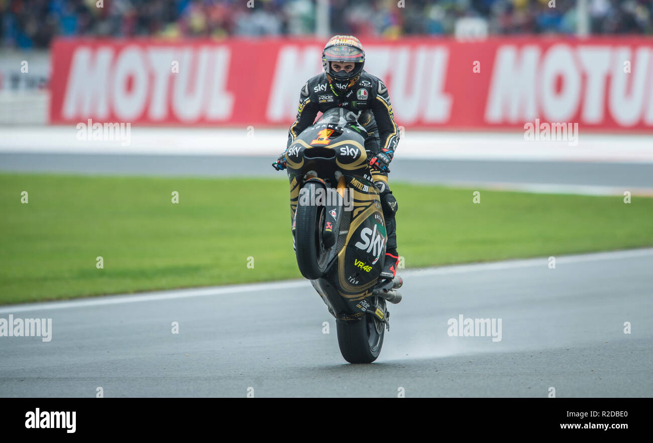 Manilva, Malaga, Spanien. 18 Nov, 2018. GP Comunitat Valenciana Moto GP. Fancesco Bagnaia, von Sky Racing Team/Kalex, der Weltmeister in der Moto2-Fahrer. Nach dem Moto2-Rennen. Credit: rosdemora/Alamy leben Nachrichten Stockfoto
