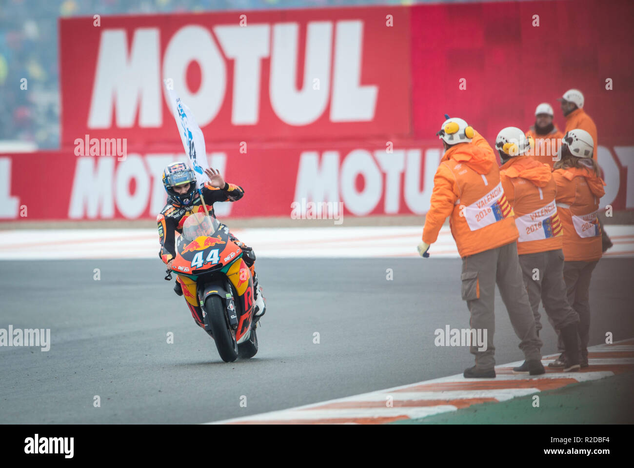 Manilva, Malaga, Spanien. 18 Nov, 2018. GP Comunitat Valenciana Moto GP. Miguel Oliveira von KTM-Team von Moto 2. feiert nach gewinnen. Credit: rosdemora/Alamy leben Nachrichten Stockfoto