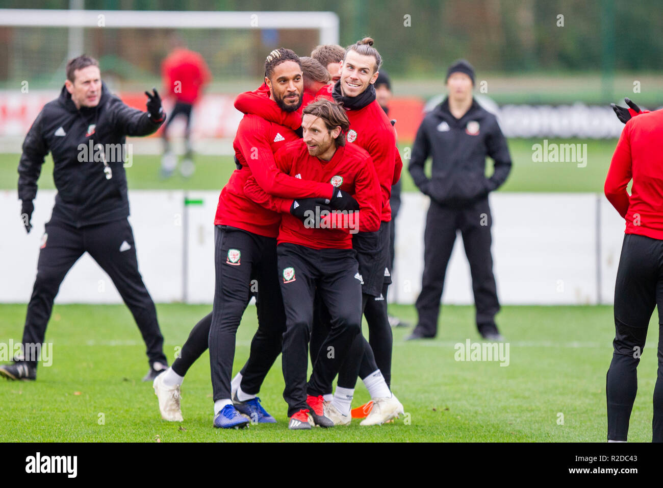 Hensol, Wales, UK. 19. November 2018. Ashley Williams, Joe Allen und Gareth Bale einer Gruppe beitreten während Wales National Team Training vor dem Freundschaftsspiel gegen Albanien. Credit: Mark Hawkins/Alamy leben Nachrichten Stockfoto