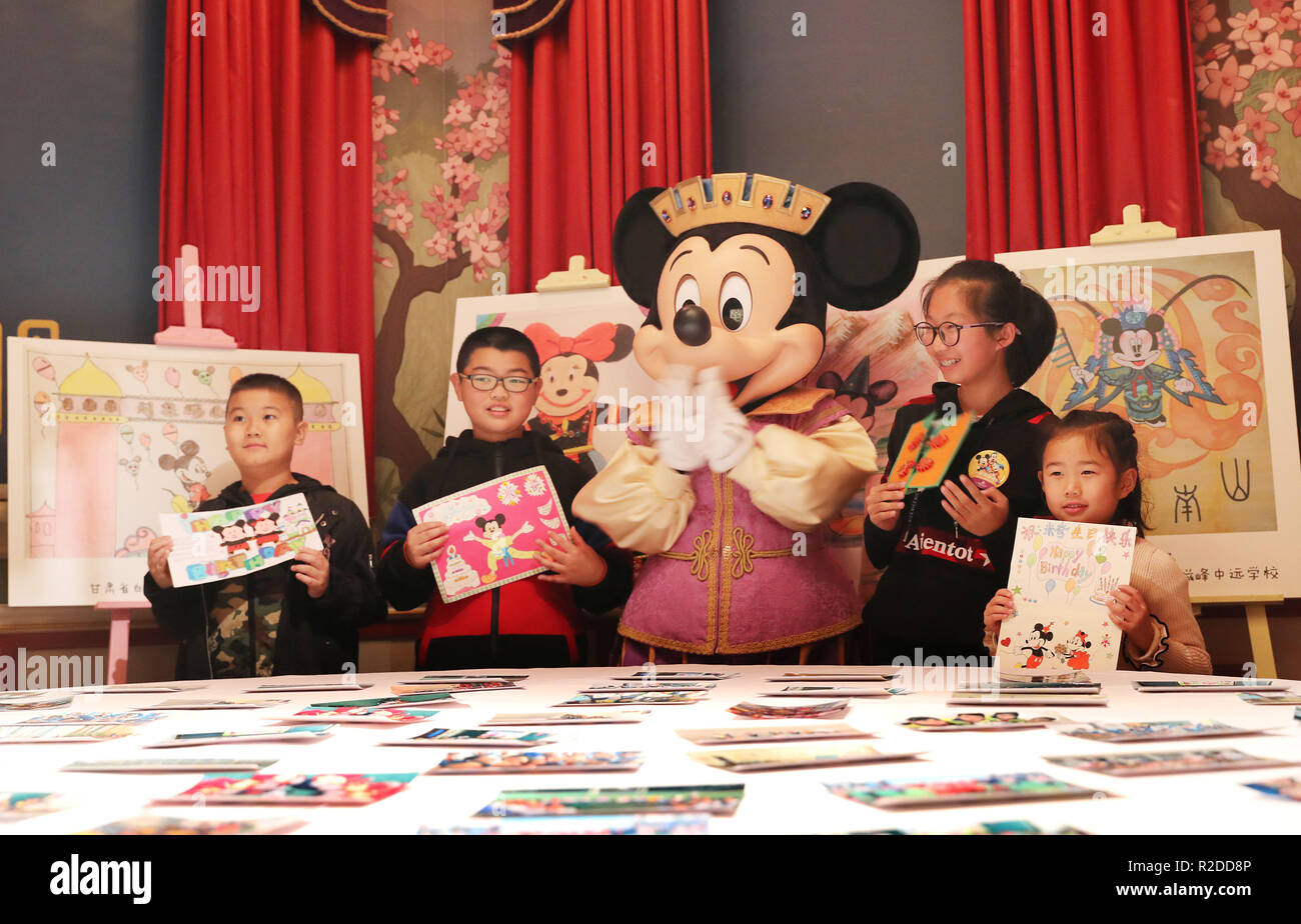 Shanghai, China. 18 Nov, 2018. Kinder posieren für Fotos mit Disney Charakter Mickey Disney Resort in Shanghai in Shanghai, China, November 18, 2018. In dieses Jahr fällt der 90. Jahrestag von Mickey, classic Cartoon Disney's Bild. Disney Themenparks in verschiedenen Teilen der Welt Veranstaltungen 90. Geburtstag des Disney Charakter zu gedenken. Credit: Fang Zhe/Xinhua/Alamy leben Nachrichten Stockfoto