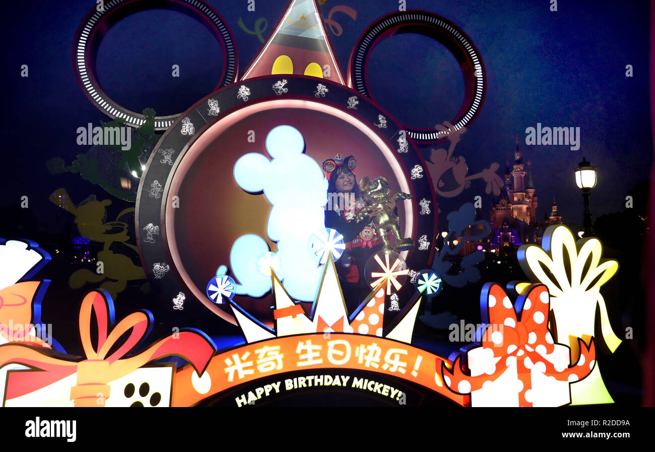 Shanghai, China. 18 Nov, 2018. Eine touristische Posen für Fotos mit den Dekorationen der 90. Geburtstag des Disney Charakter Mickey bei Shanghai Disney Resort in Shanghai zu feiern, East China, Nov. 18, 2018. In dieses Jahr fällt der 90. Jahrestag von Mickey, classic Cartoon Disney's Bild. Disney Themenparks in verschiedenen Teilen der Welt Veranstaltungen 90. Geburtstag des Disney Charakter zu gedenken. Credit: Fang Zhe/Xinhua/Alamy leben Nachrichten Stockfoto