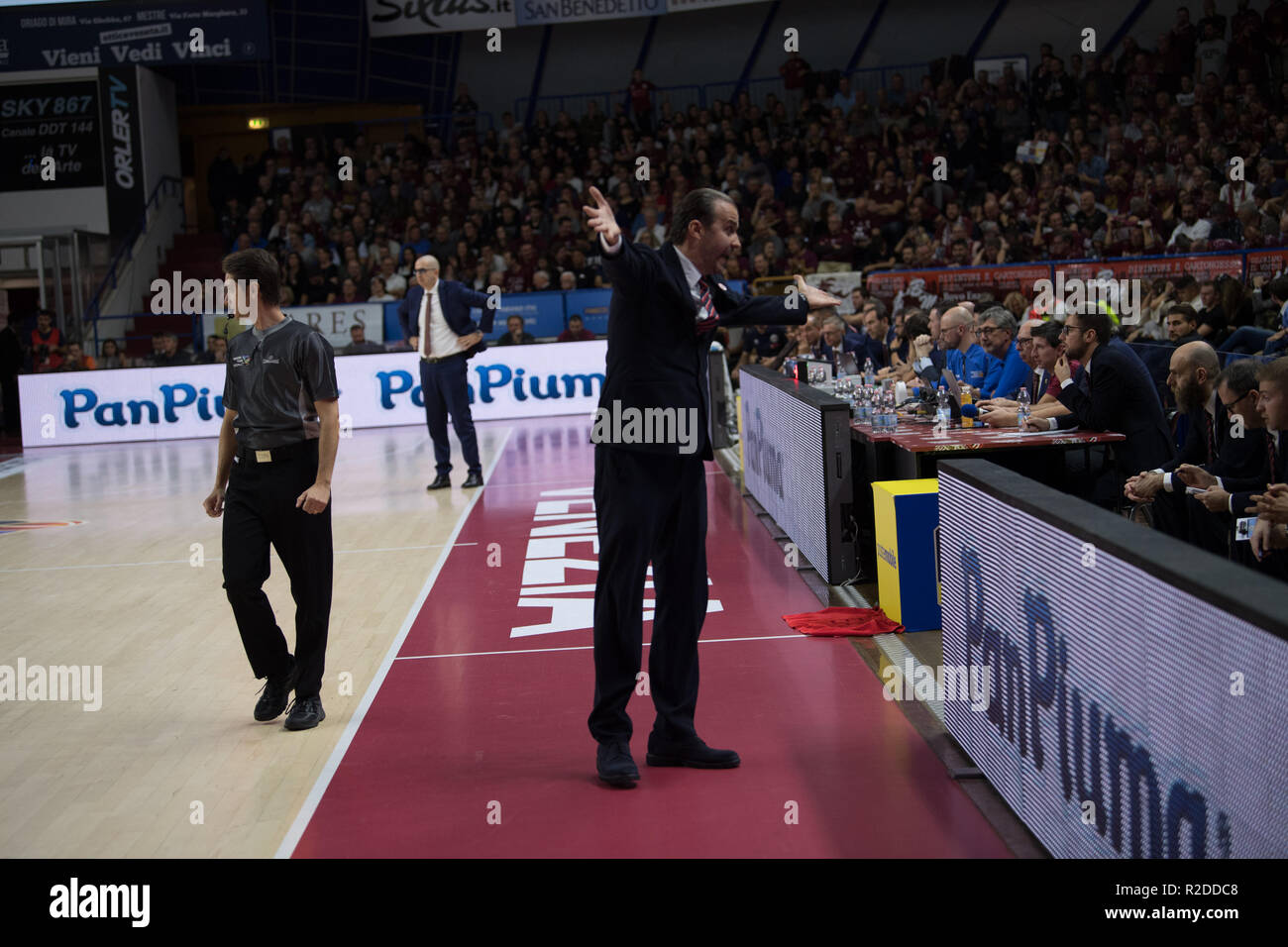 Pianigiani's Rage in der SerieA LBA Basketball Match zwischen Umana Reyer Vs Ax Armani Mailand in Mestre (Ve) in der 7.Spieltag der PALASPORT TALIERCIO, Mestre in Venedig am 18. November 2018 Stockfoto