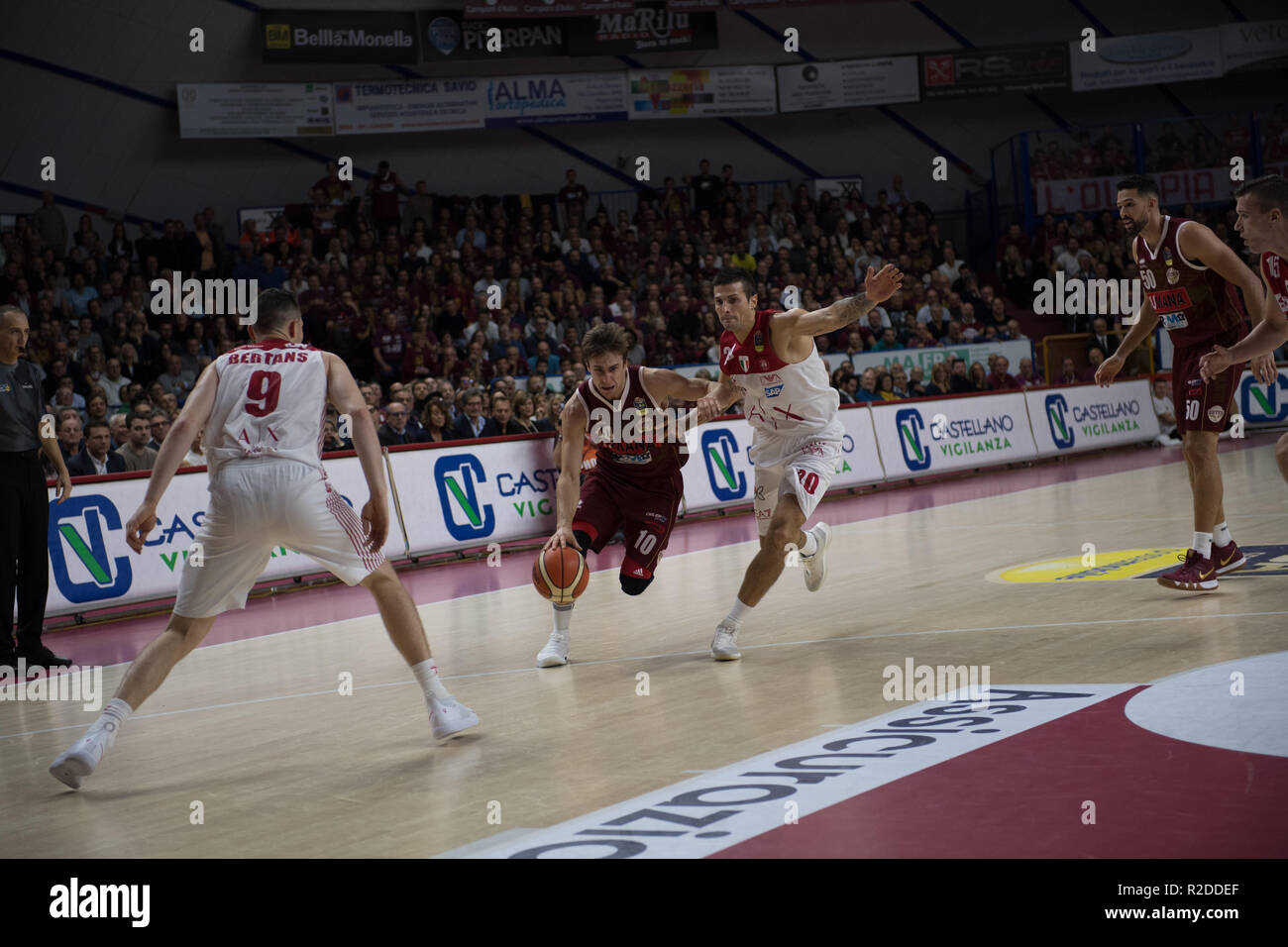 De Nicolao Andrea während der SerieA LBA Basketball Match zwischen Umana Reyer Vs Ax Armani Mailand in Mestre (Ve) in der 7.Spieltag der PALASPORT TALIERCIO, Mestre in Venedig am 18. November 2018 Stockfoto