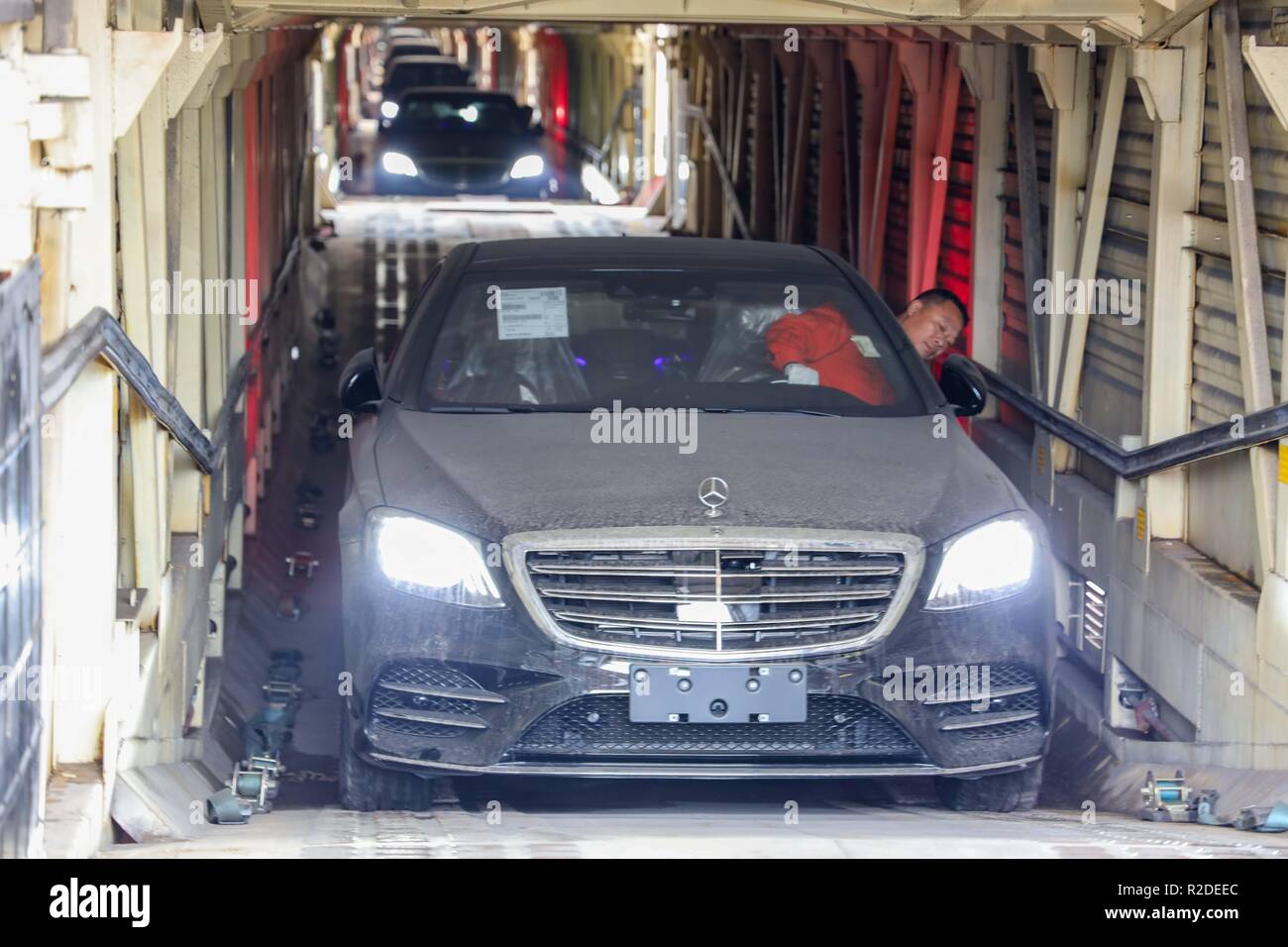 (181119) - chongqing, November 19, 2018 (Xinhua) - ein Mitarbeiter entlädt eine Mercedes-Benz Auto in einer Beförderung eines neuen China-Europe Güterzug, Nutzfahrzeuge, der erste seiner Art, in Chongqing, im Südwesten von China, Nov. 19, 2018. Die Zollabfertigung dieser Nutzfahrzeuge war am Montag beendet. Der Zug mit 112 Mercedes-Benz Cars, begann ihre Reise in Bremen, Deutschland am 11.10.29, und reisten 14.000 km quer durch Deutschland, Polen, Litauen, Weißrussland, Russland und Kasachstan, in Chongqing über die horgos Port, Autonome Region Xinjiang Uygur angekommen. Die Einweg-t Stockfoto