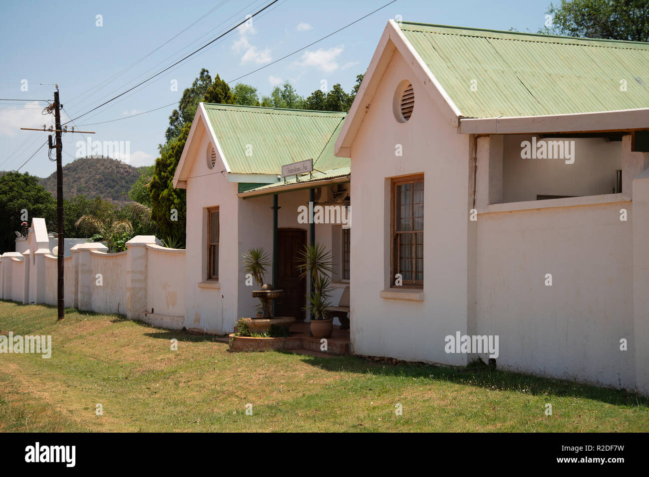 Vredefort, Südafrika, 19. November 2018. Die Venterskroon Inn, an der Vredefort Dome Weltkulturerbe im Freistaat. Das Zentrum der Vredefort Dome, dem größten verifiziert Einschlagskrater auf der Erde ist die Heimat der alten gold-rush Städte Vredefort und Venterskroon. Das Inn wurde 1891 erbaut und diente einst als Limousine und Bordell. Credit: Eva-Lotta Jansson/Alamy leben Nachrichten Stockfoto
