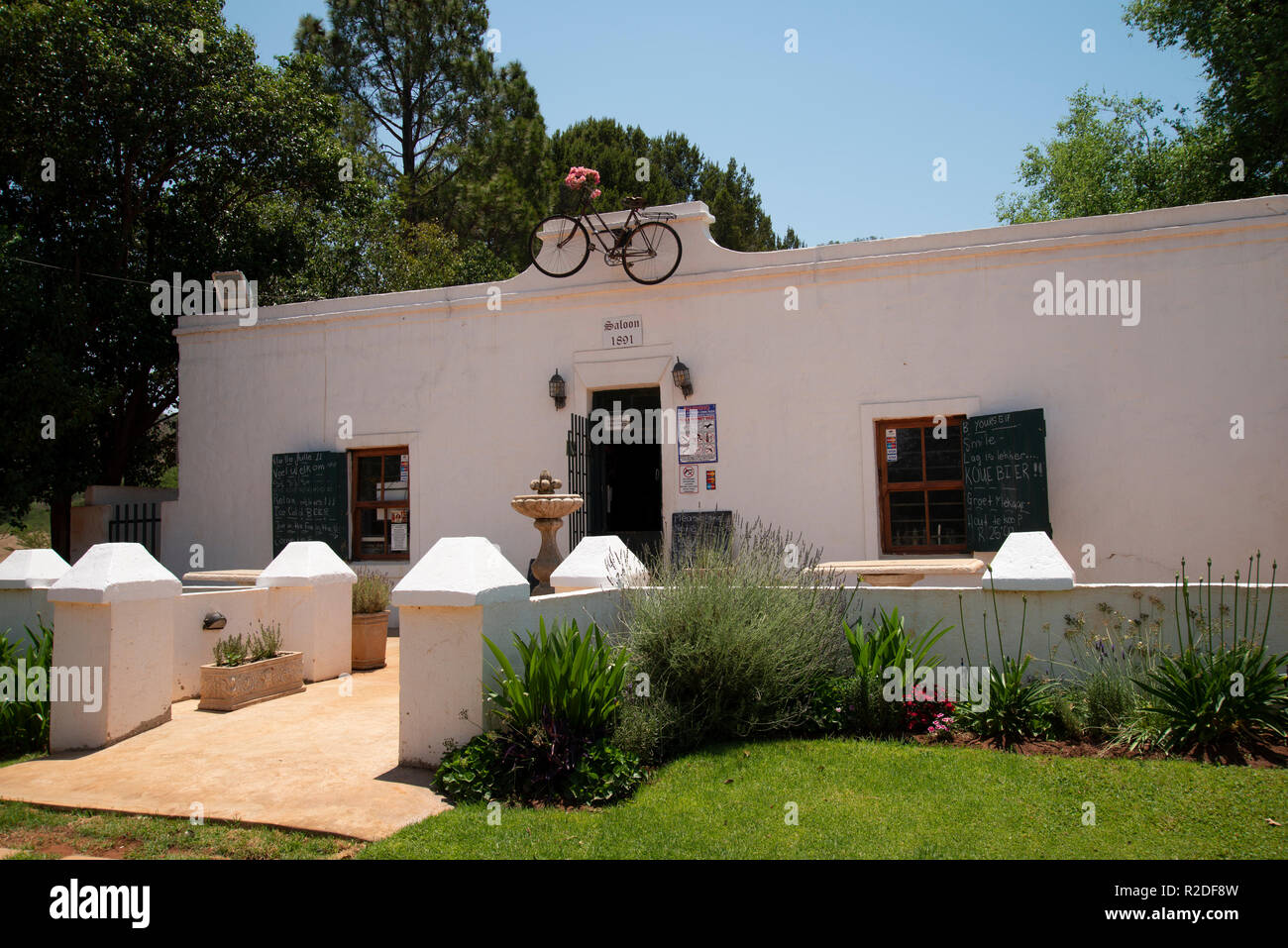 Vredefort, Südafrika, 19. November 2018. Ein altes Fahrrad schmückt den Eingang der Limousine am Venterskroon Inn, an der Vredefort Dome Weltkulturerbe im Freistaat. Das Zentrum der Vredefort Dome, dem größten verifiziert Einschlagskrater auf der Erde ist die Heimat der alten gold-rush Städte Vredefort und Venterskroon. Das Inn wurde 1891 erbaut und diente einst als Limousine und Bordell. Credit: Eva-Lotta Jansson/Alamy leben Nachrichten Stockfoto